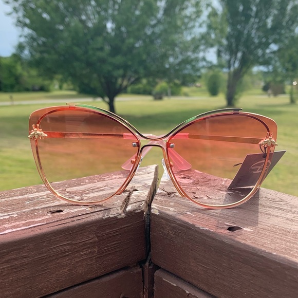 •Bee Chic• Cat Eye Sunnies (Pink Edition) - Picture 3 of 3